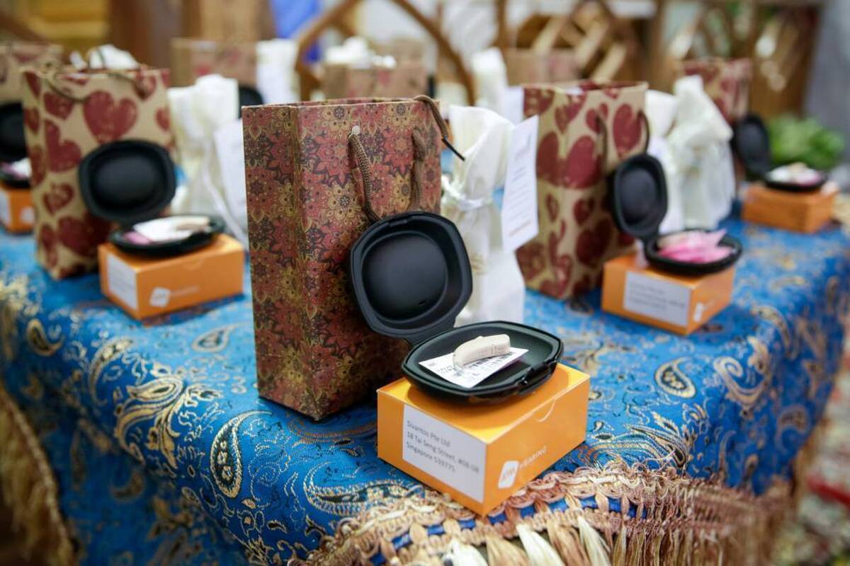 توزیع سمعک، ویلچر برقی و جهیزیه با اتکا به نذورات مردمی