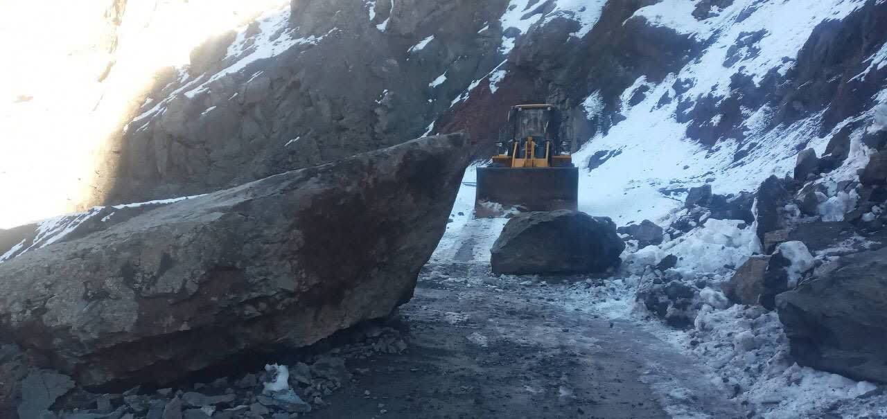 ریزش سنگ در سه محور روستایی طالقان ریزش سنگ در سه محور روستایی طالقان