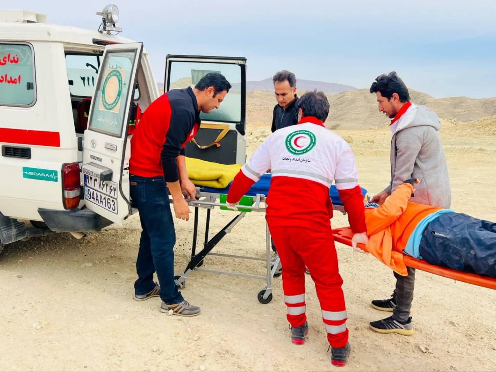 امداد رسانی به مرد ۶۰ ساله در ارتفاعات روستای خرمایک شهرستان فراشبند