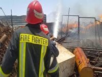 مهار آتش در کارگاه چوب و ضایعات شیراز