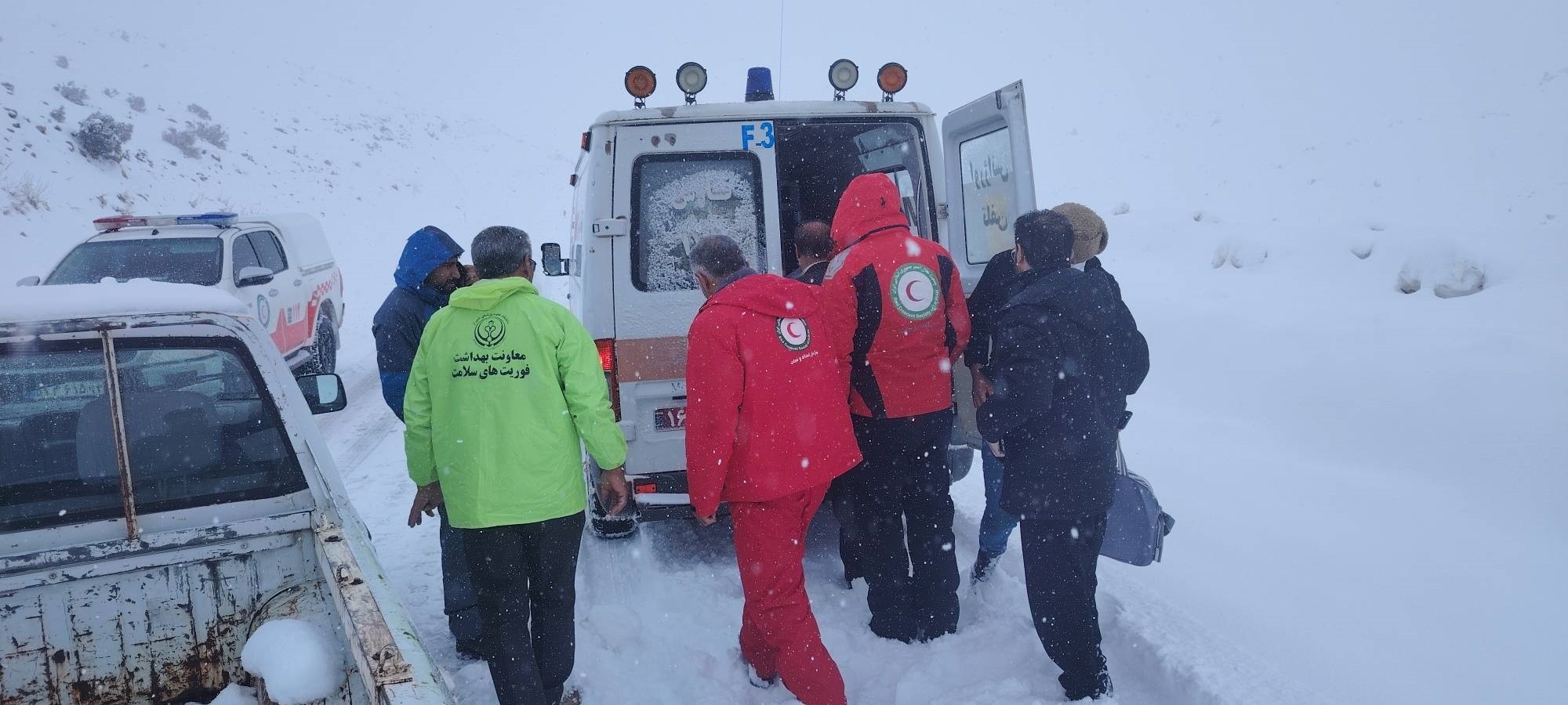 نجات جان نوزاد سپیدانی در برف و شرایط سخت جوی