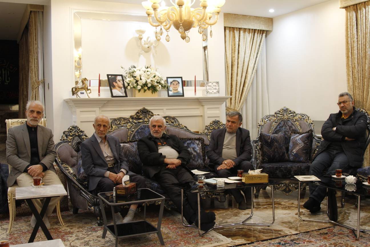 دیدار دبیرکل حزب مؤتلفه اسلامی با خانواده شهید نوائی لواسانی دیدار دبیرکل حزب مؤتلفه اسلامی با خانواده شهید نوائی لواسانی