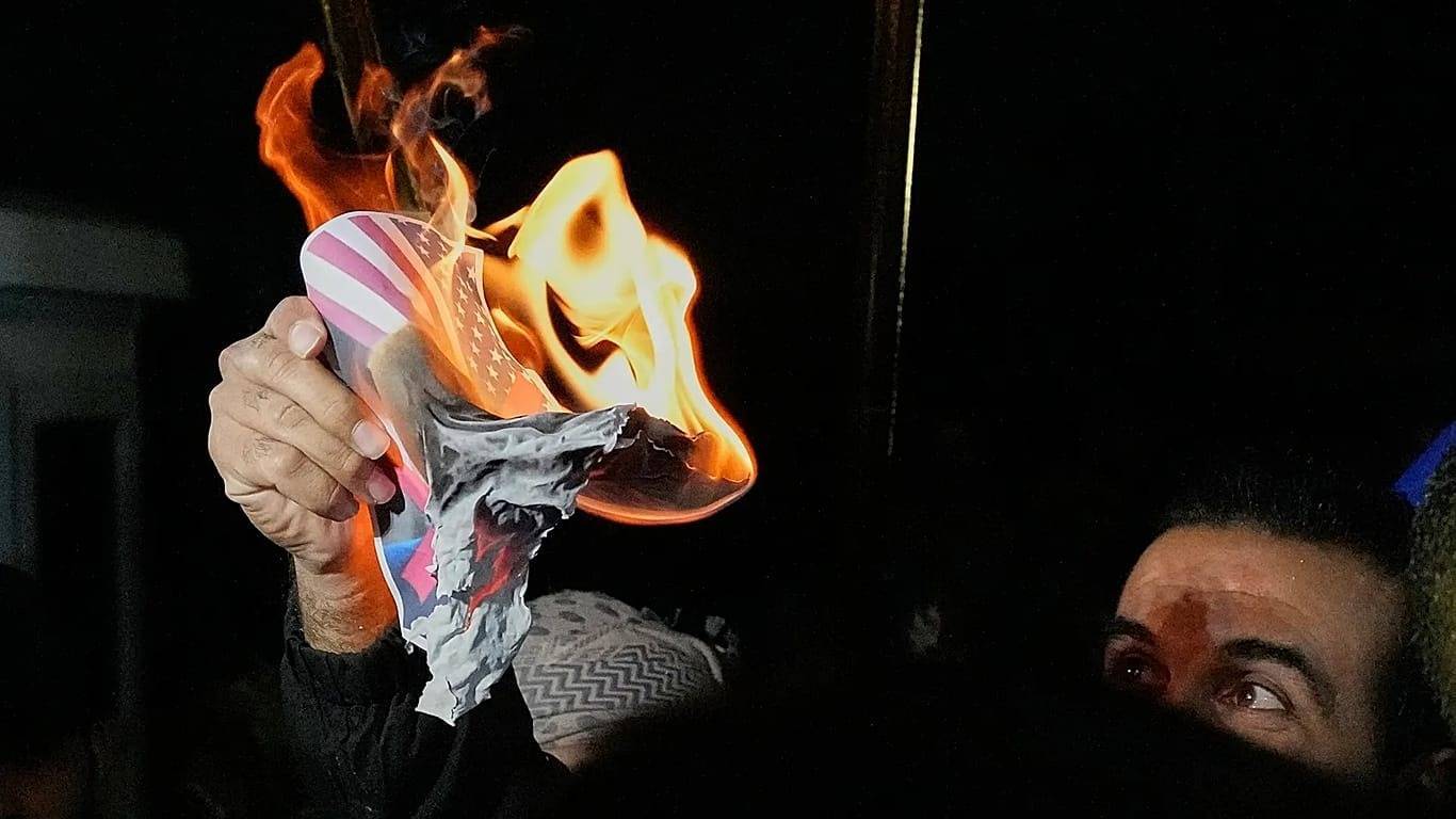 تظاهرات عراقی‌ها در حمایت از نوری المالکی و مخالفت با تهدید ترامپ