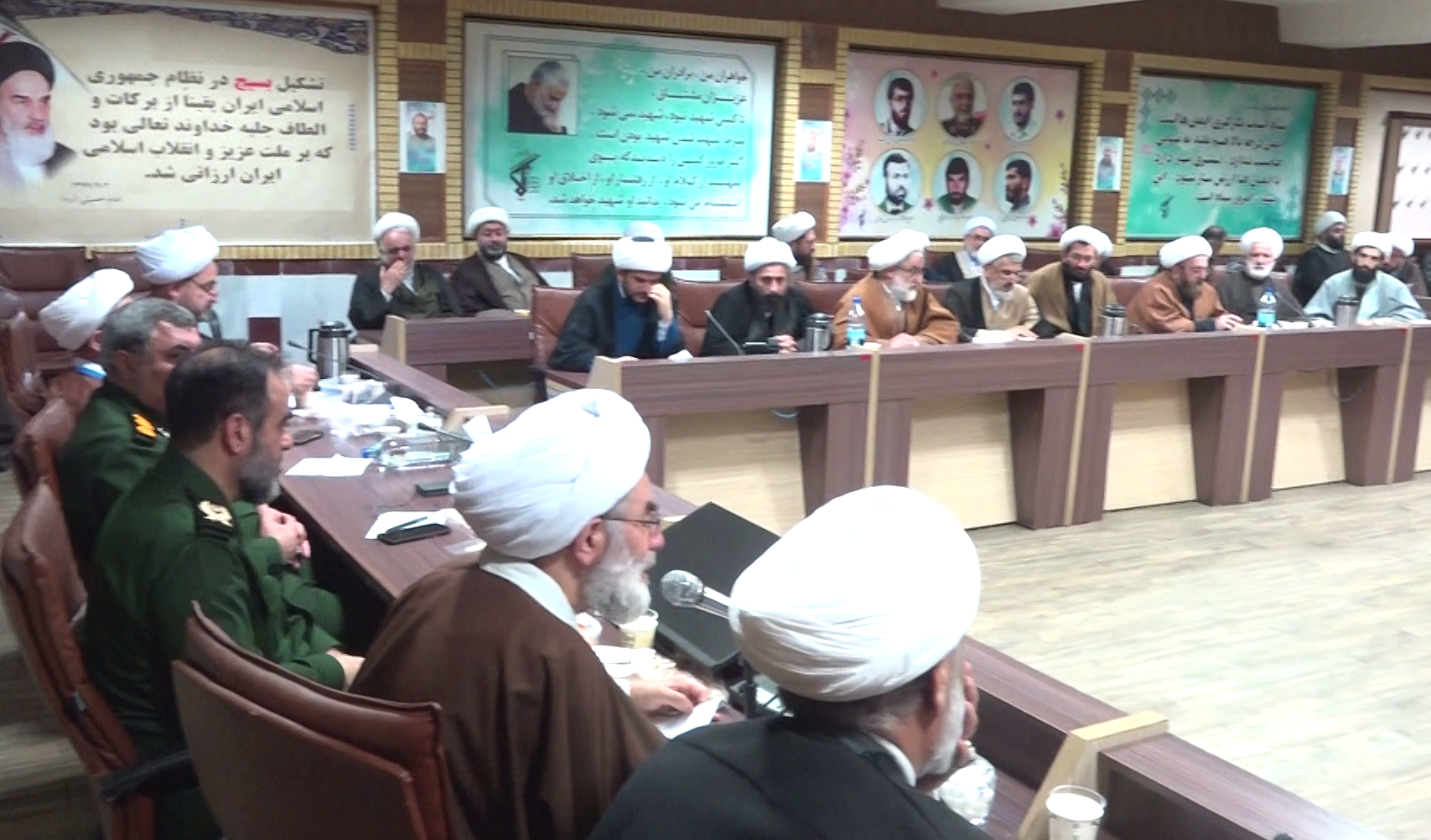 دشمن ایمان ملت ایران را نشانه گرفته است دشمن ایمان ملت ایران را نشانه گرفته است