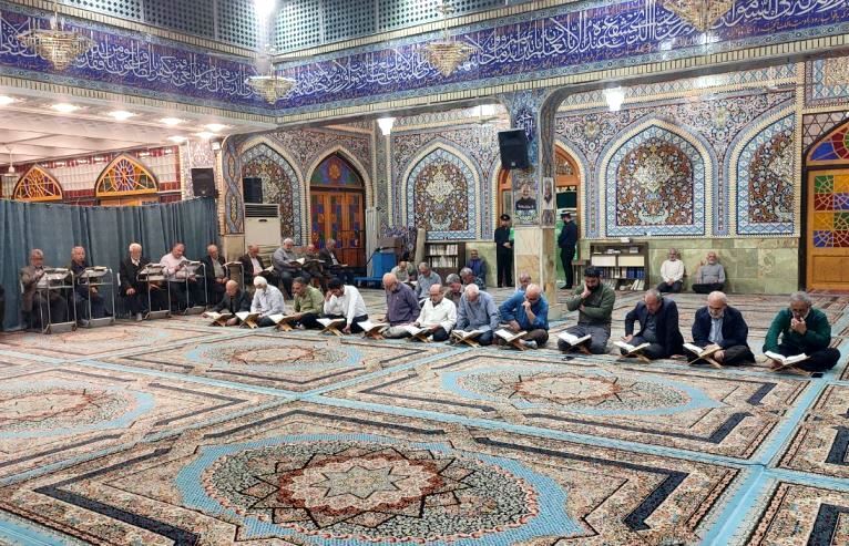 جزء خوانی قرآن کریم در بهار قرآن در حرم سید جلاالدین اشرف (ع)