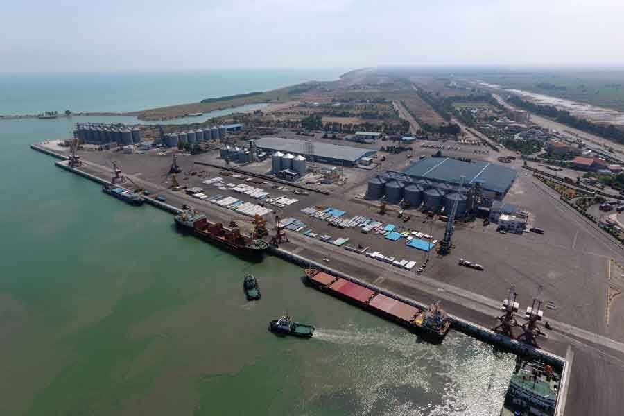 عملکرد درخشان بندر امیرآباد؛ تخلیه و بارگیری مواد نفتی با رشد چشمگیر