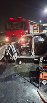 نجات راننده محبوس در برخورد با تریلی در شوش