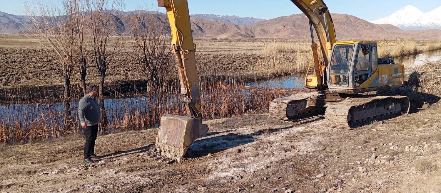 تداوم لایروبی کانال زهکش تالاب قره بلاغ ماکو با مشارکت سازمان منطقه آزاد تداوم لایروبی کانال زهکش تالاب قره بلاغ ماکو با مشارکت سازمان منطقه آزاد