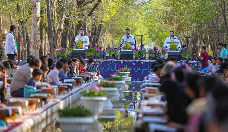 برگزاری آیین جزء خوانی قرآن در گذر فرهنگی چهارباغ برگزاری آیین جزء خوانی قرآن در گذر فرهنگی چهارباغ