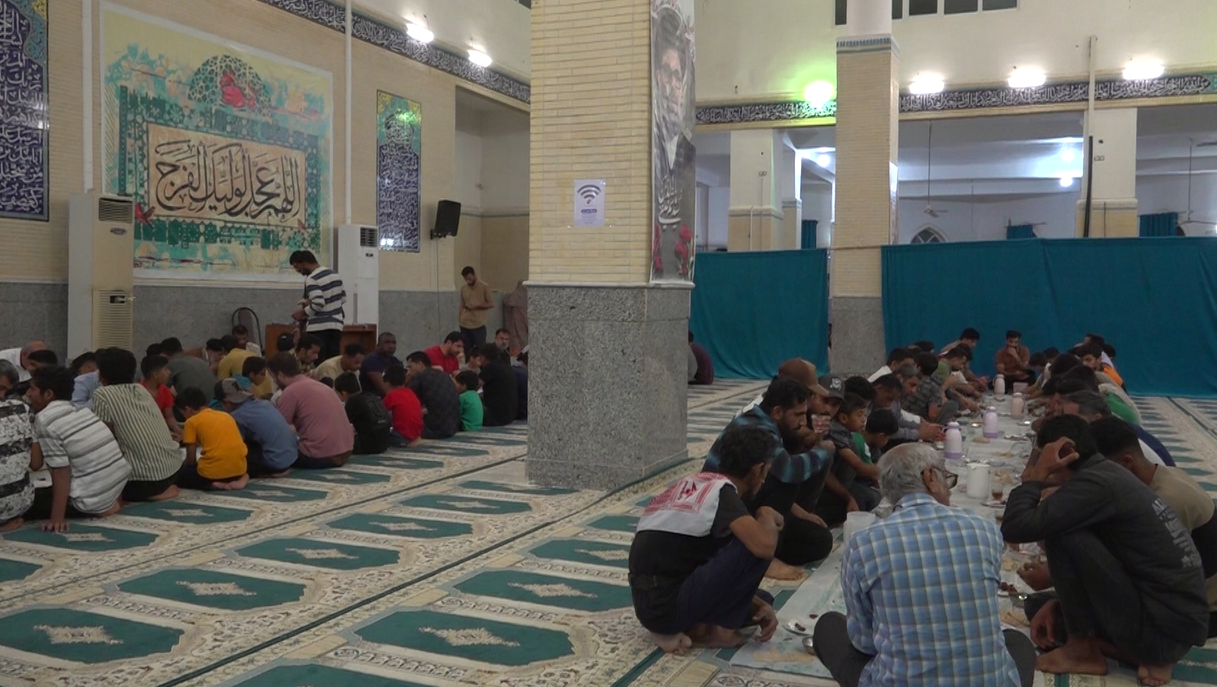 سفره‌های افطاری ساده در مسجد امام علی (ع) شهر جاسک