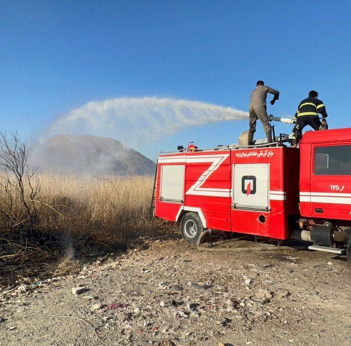 مهار آتشسوزی در حاشیه پارک ملی دریاچه ارومیه مهار آتشسوزی در حاشیه پارک ملی دریاچه ارومیه