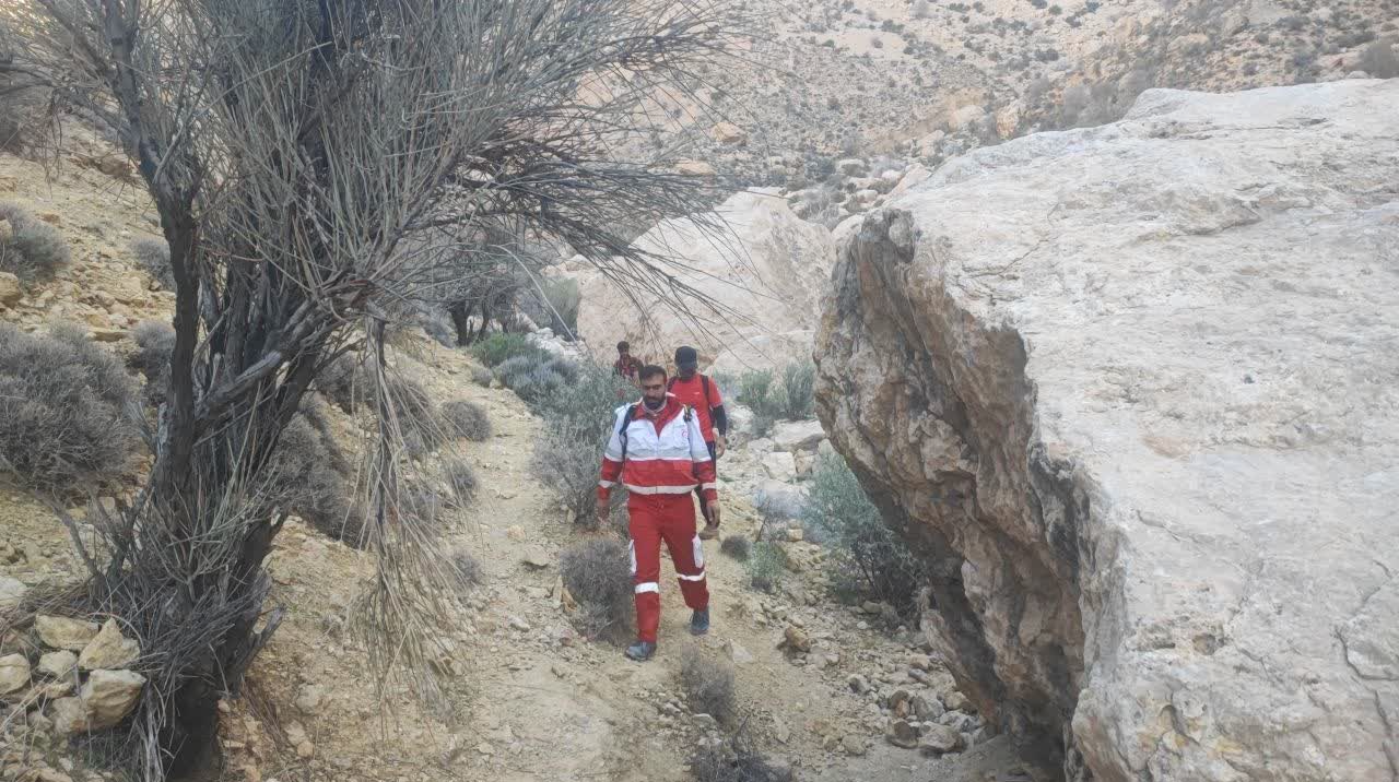 ۱۷ ساعت عملیات نفس‌گیر برای نجات فرد گرفتار در کوه‌های چنار داراب