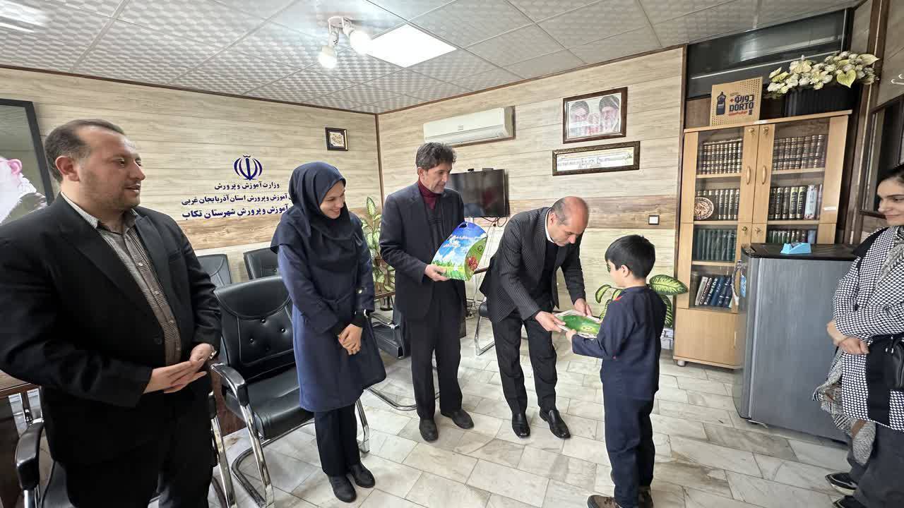 تجلیل از  دانش‌آموز فعال محیط‌زیست در تکاب