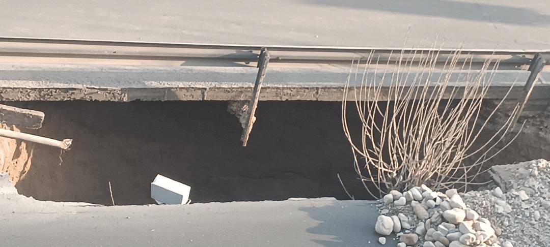 فرونشست زمین در بخش فضای سبز پل زیرگذر اسلامشهر