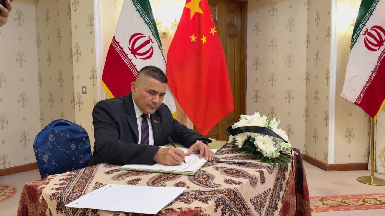 امضای دفتر یادبود قربانیان حادثه انفجار بندر شهید رجائی توسط سفرای خارجی مقیم چین امضای دفتر یادبود قربانیان حادثه انفجار بندر شهید رجائی توسط سفرای خارجی مقیم چین