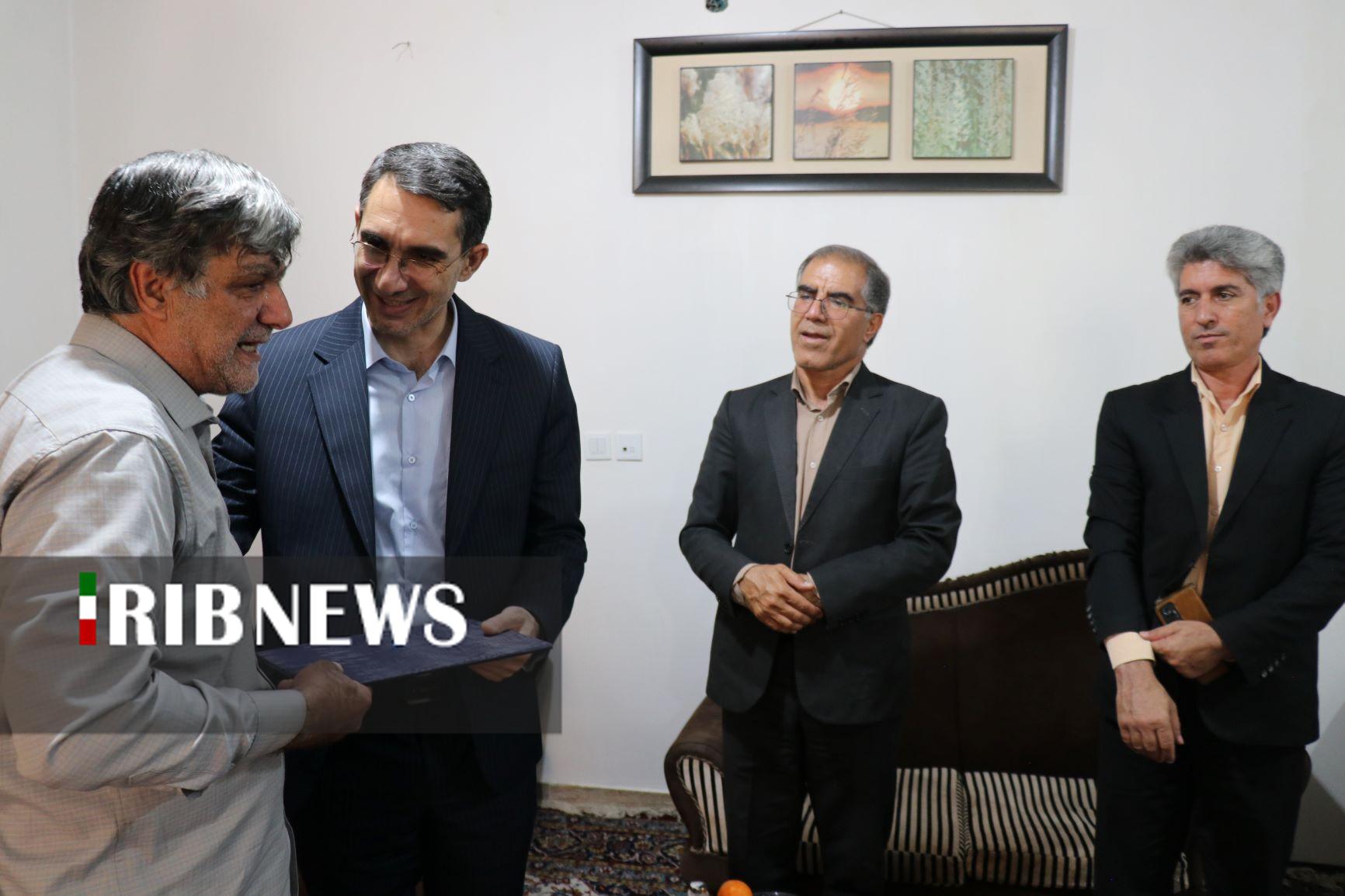 یاد معلمی که در بمباران دشمن، درس عشق و ایثار را جاودان کرد یاد معلمی که در بمباران دشمن، درس عشق و ایثار را جاودان کرد