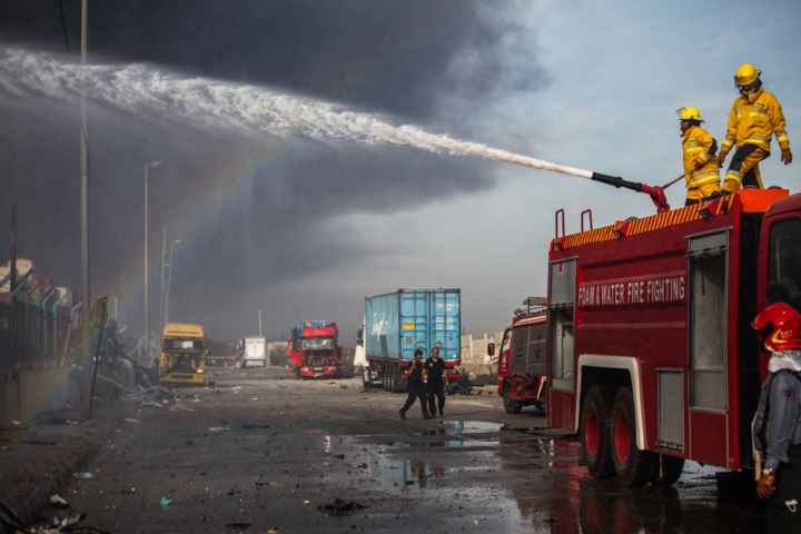 امدادرسانی ۵ هزار نیروی اطفای حریق بندر شهید رجایی امدادرسانی ۵ هزار نیروی اطفای حریق بندر شهید رجایی