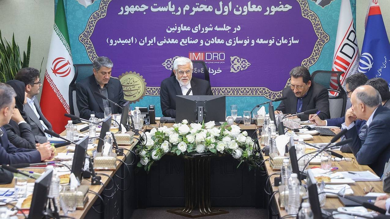 عارف: بروکراسی و تأخیر در مجوزدهی مانع رشد اقتصادی است