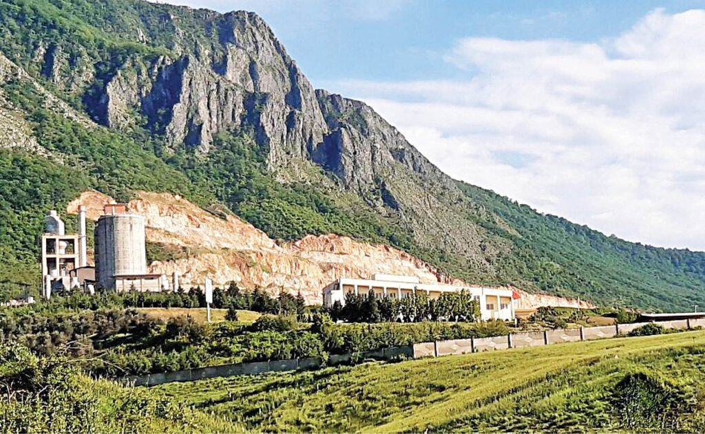 زخم‌کاری کارخانه سیمان بر دامنه نیلکوه