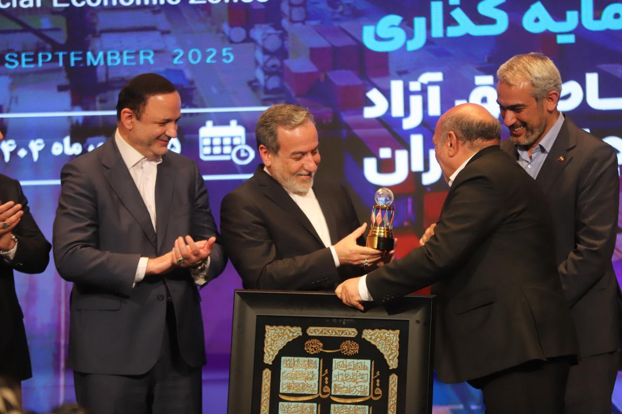 اهدای نشان اجلاس بینالمللی نقش دیپلماسی در توسعه اقتصادی منطقه آزاد ماکو به وزیر امور خارجه اهدای نشان اجلاس بینالمللی نقش دیپلماسی در توسعه اقتصادی منطقه آزاد ماکو به وزیر امور خارجه