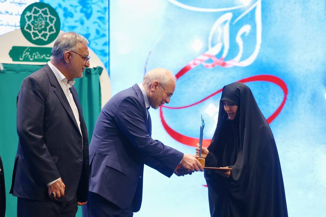 تجلیل قالیباف از خانواده شهدای جنگ تحمیلی ۱۲ روزه تجلیل قالیباف از خانواده شهدای جنگ تحمیلی ۱۲ روزه