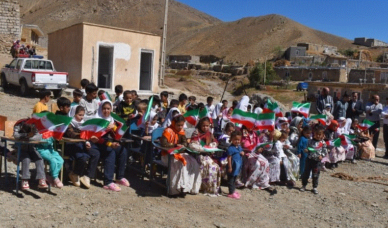 اهدا بسته‌های آموزشی خیران عشایری به دانش آموزان سلماسی