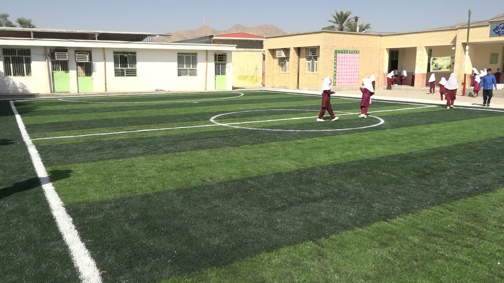 بهره برداری از زمین چمن ورزشی مدرسهای در شهر حاجی آباد بهره برداری از زمین چمن ورزشی مدرسهای در شهر حاجی آباد