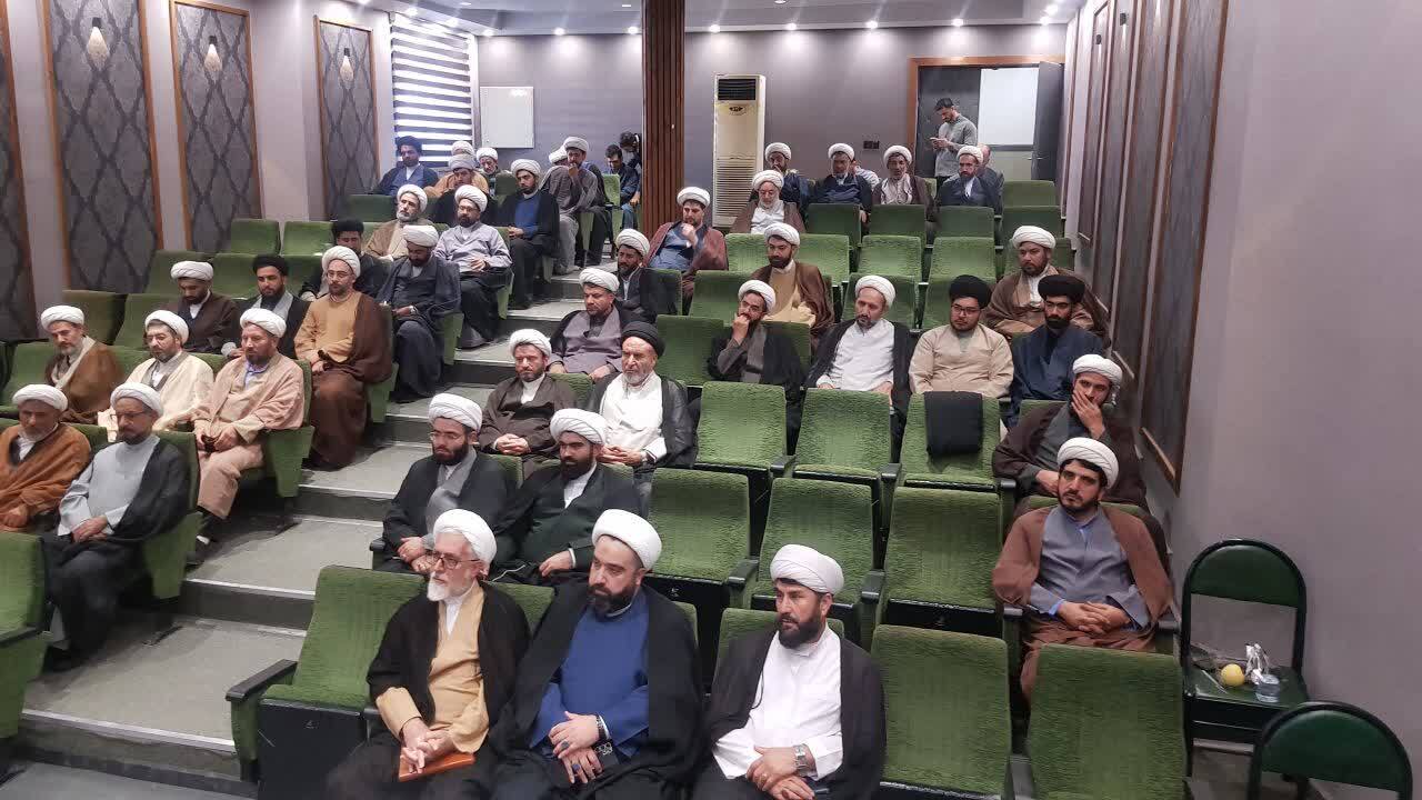 مدیران ادارات به اقامه نماز اول وقت توجه ویژه داشته باشند. 