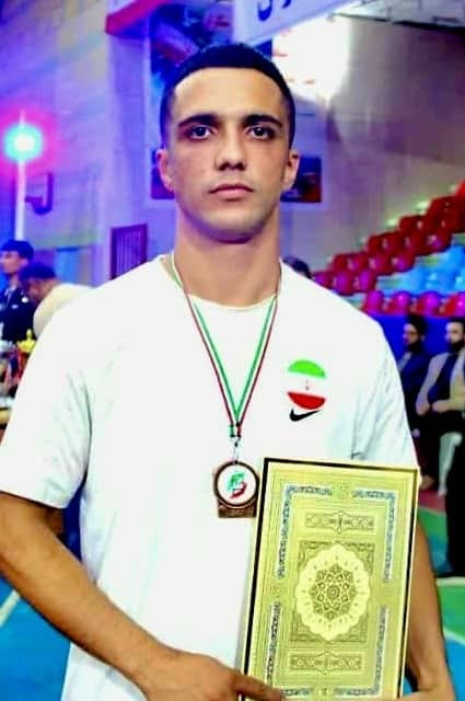 نشان برنز بوکس قهرمانی کشور بر گردن ورزشکار فارسی