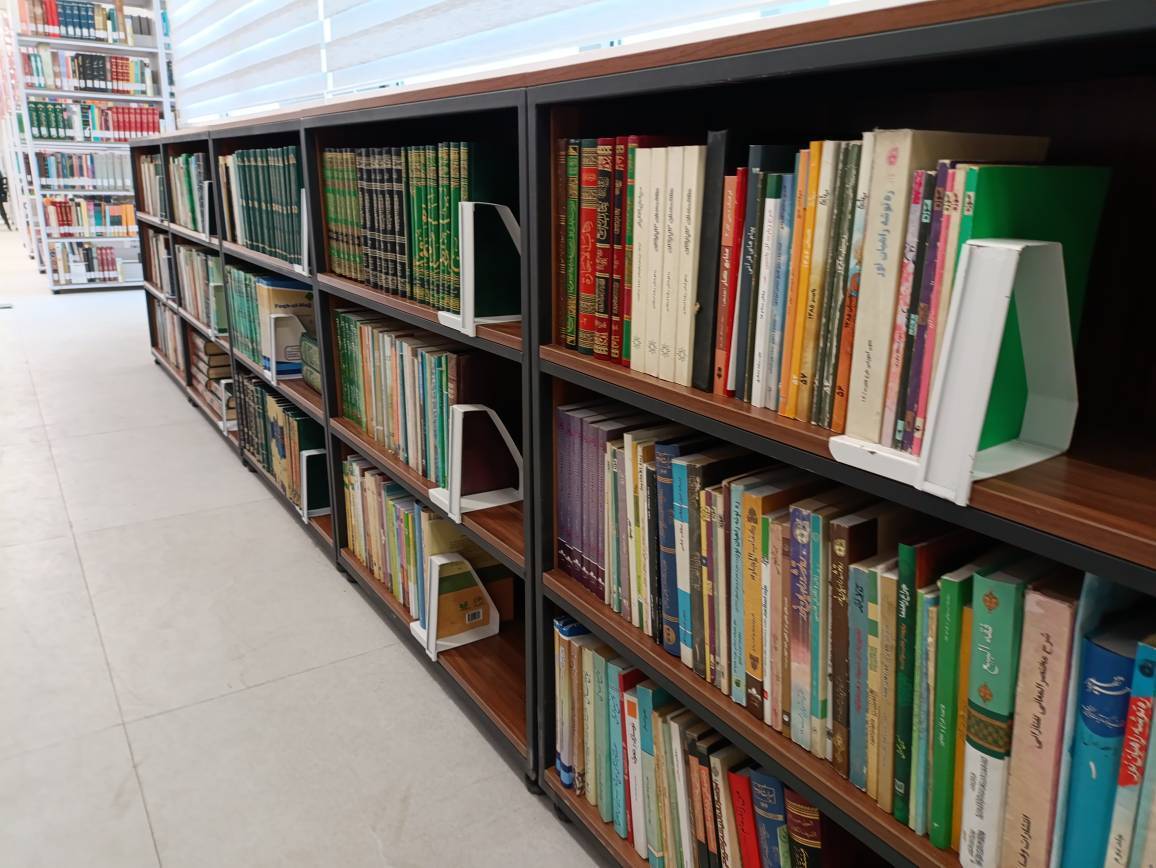 نماینده ولی فقیه در گیلان پیشگام پویش اهدای کتاب نماینده ولی فقیه در گیلان پیشگام پویش اهدای کتاب