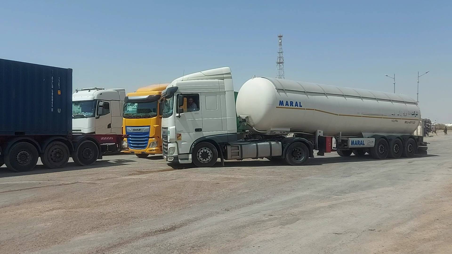 توقف ۶۵۰ دستگاه کامیون ایرانی حامل سوخت در گمرک اسلام‌قلعه افغانستان