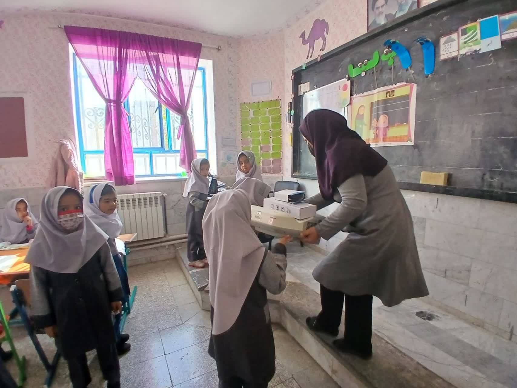 هوشمندسازی دو کلاس یک دبستان در کلات، با پول اهدایی دو دانش آموز