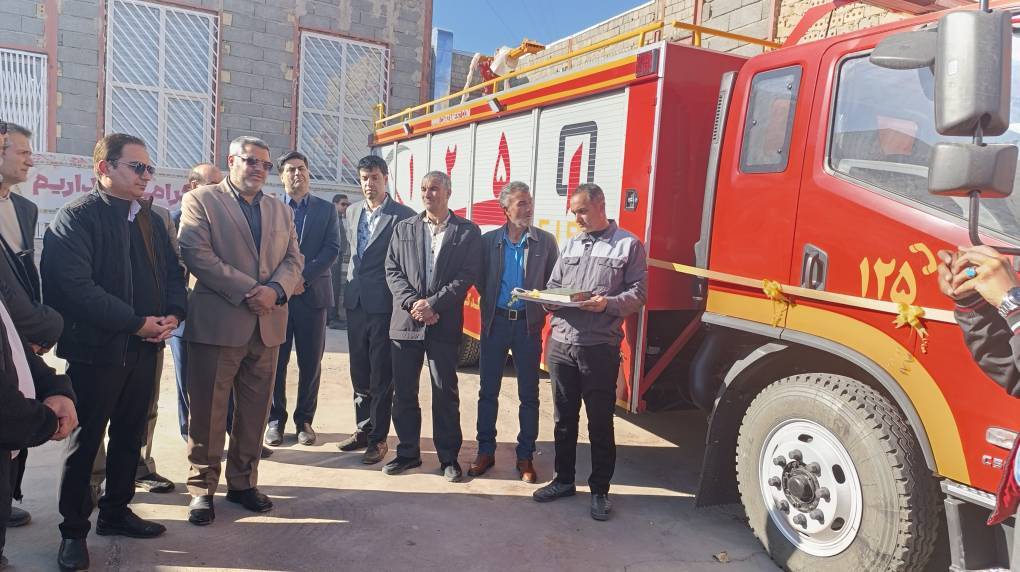 رونمایی از خودروی آتش‌نشانی شهرداری کدکن و بیل‌ بکهو دهیاری روستای دافی