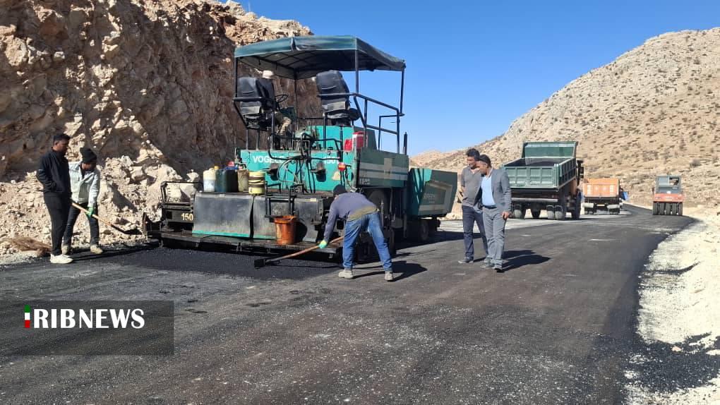 بهسازی و آسفالت جاده روستای دمه در بخش سرفاریاب