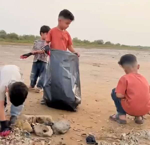 پاکسازی تالاب بندر خمیر از زباله‌ها