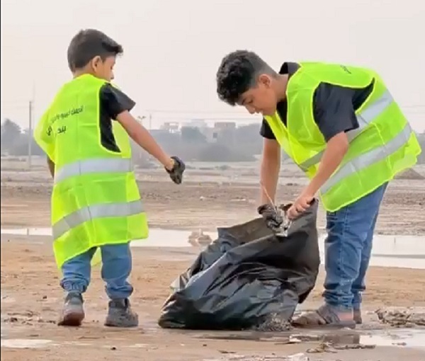 پاکسازی تالاب بندر خمیر از زباله‌ها