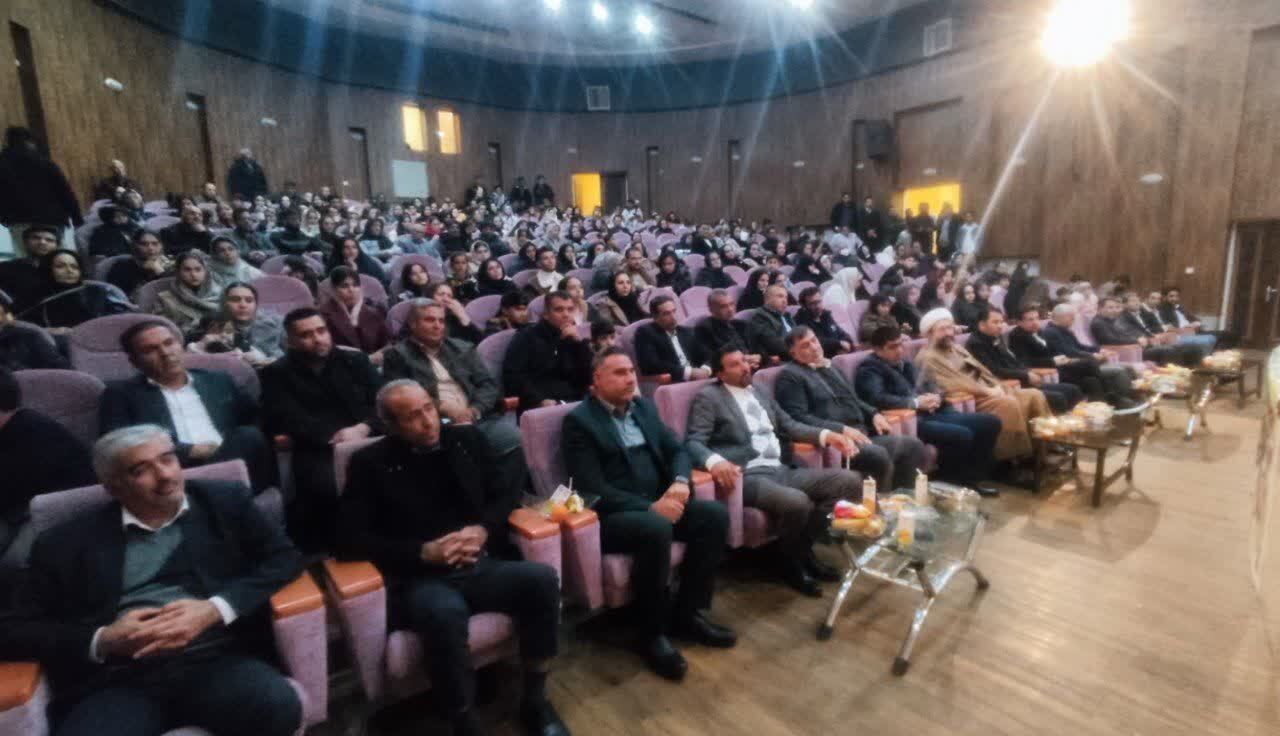 تجلیل از بانوان شاغل در شهرداری پلدشت تجلیل از بانوان شاغل در شهرداری پلدشت