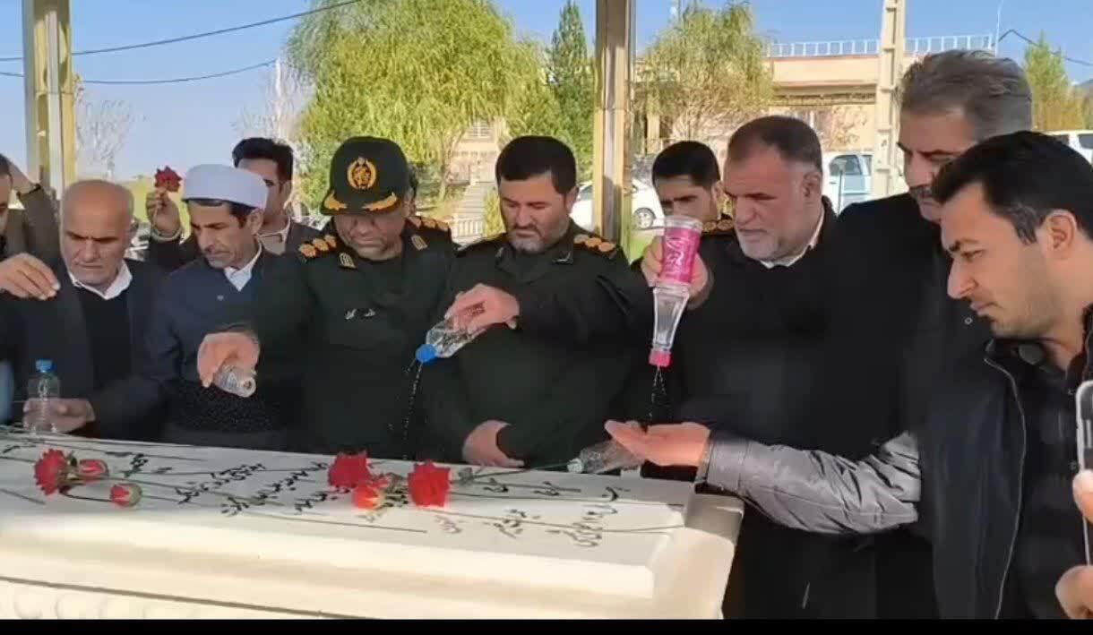 ادای احترام به مقام شامخ شهید گمنام در بوکان ادای احترام به مقام شامخ شهید گمنام در بوکان