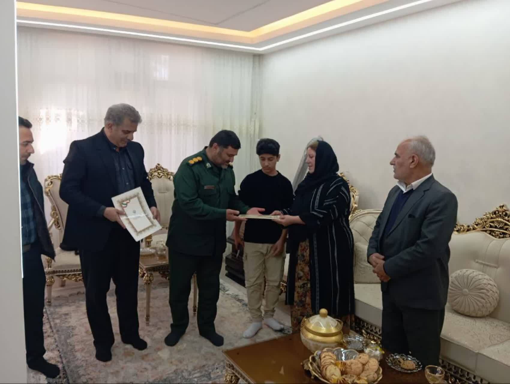 قدردانی از صبر و استقامت خانواده شهدا در بوکان قدردانی از صبر و استقامت خانواده شهدا در بوکان