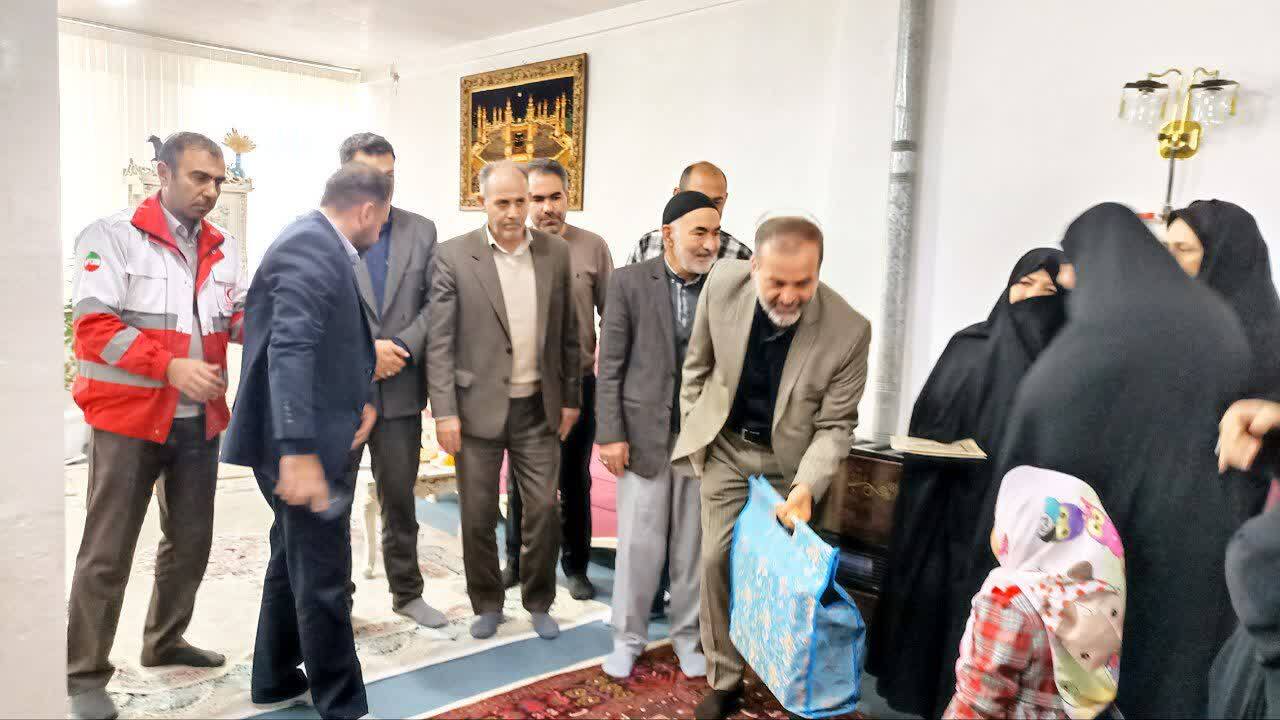 تکریم خانواده شهید محمد عادلی در نقده تکریم خانواده شهید محمد عادلی در نقده