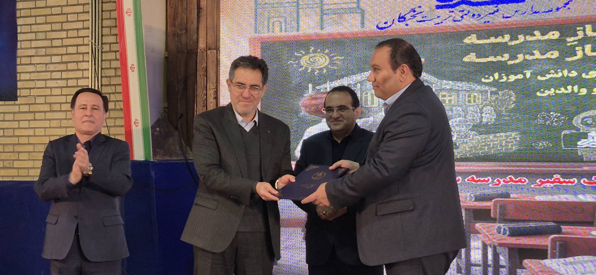 سرمایه گذاری در مدرسه سازی سرمایه گذاری برای امنیت وپیشرفت جامعه است