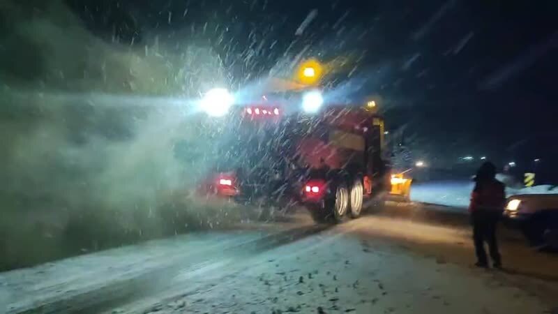 برف‌روبی و نمک‌پاشی ۲۶۰ کیلومتر از محور‌های برف‌گیر ساردوئیه جیرفت