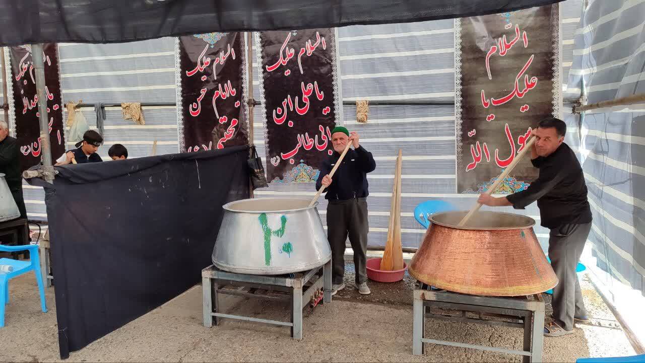 طبخ و توزیع ۱۸ دیگ حلیم نذری در تکاب