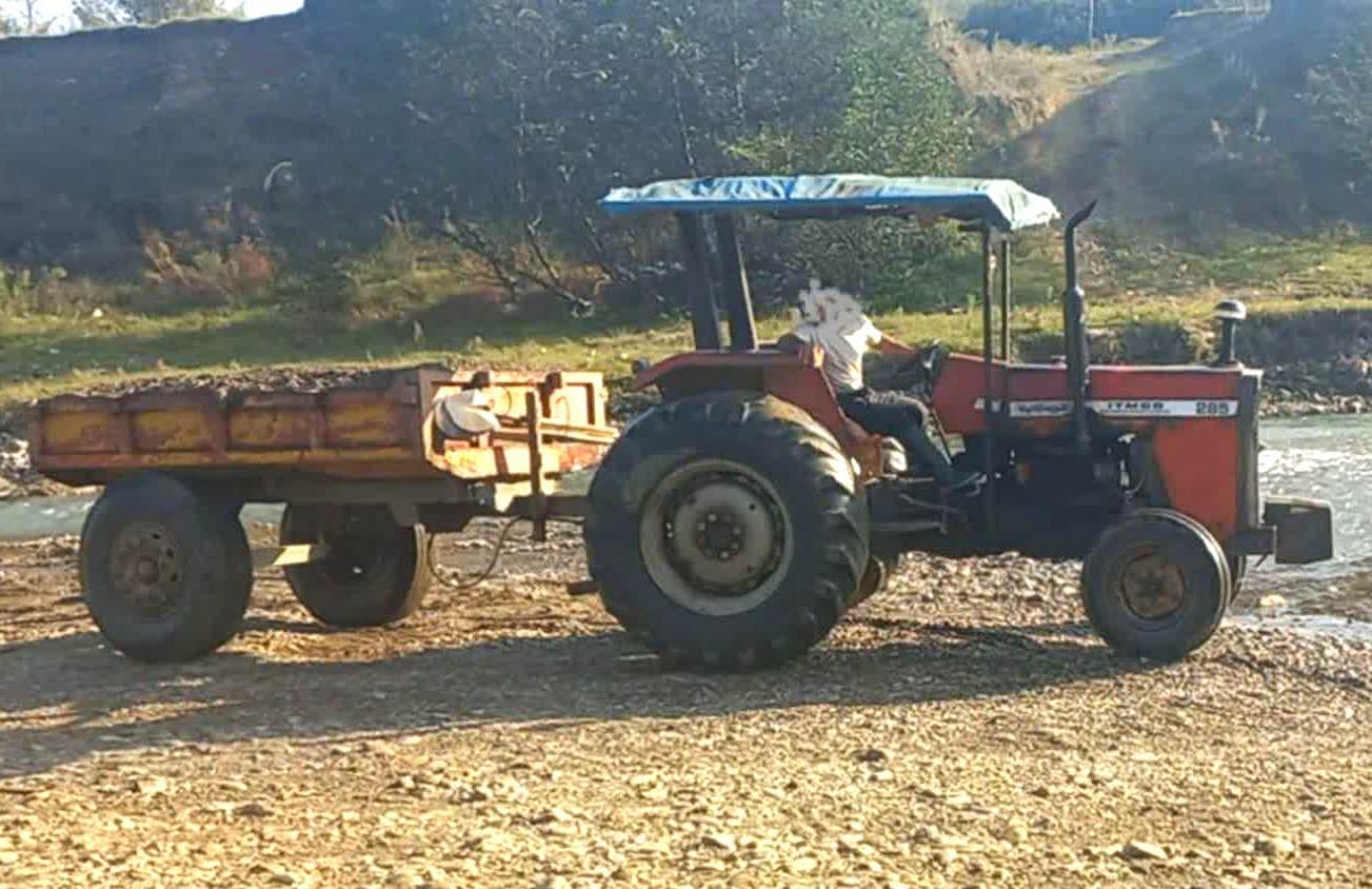 جلوگیری از برداشت غیرمجاز شن و ماسه با توقیف ۲ خودرو باری در فومن