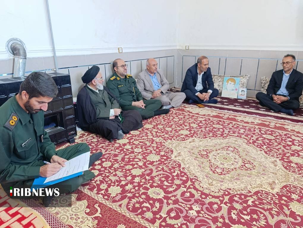 دیدار مسئولان بخش پاتاوه با خانواده شهدای این بخش