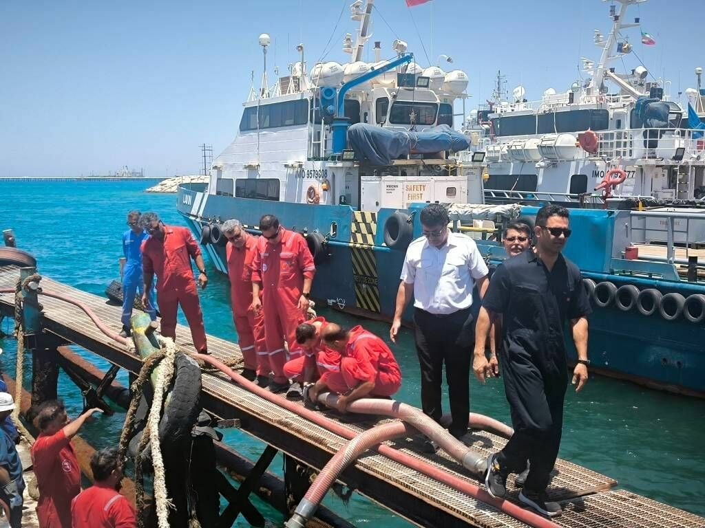 نجات موفق بارج غیرعملیاتی «ضحا» از غرقشدگی در خارگ نجات موفق بارج غیرعملیاتی «ضحا» از غرقشدگی در خارگ