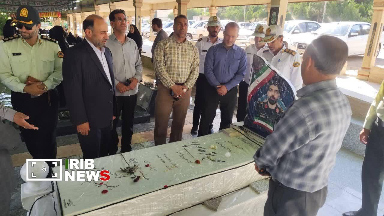 تجدید میثاق فرمانده انتظامی لرستان با شهدای جنگ رمضان در خرمآباد تجدید میثاق فرمانده انتظامی لرستان با شهدای جنگ رمضان در خرمآباد