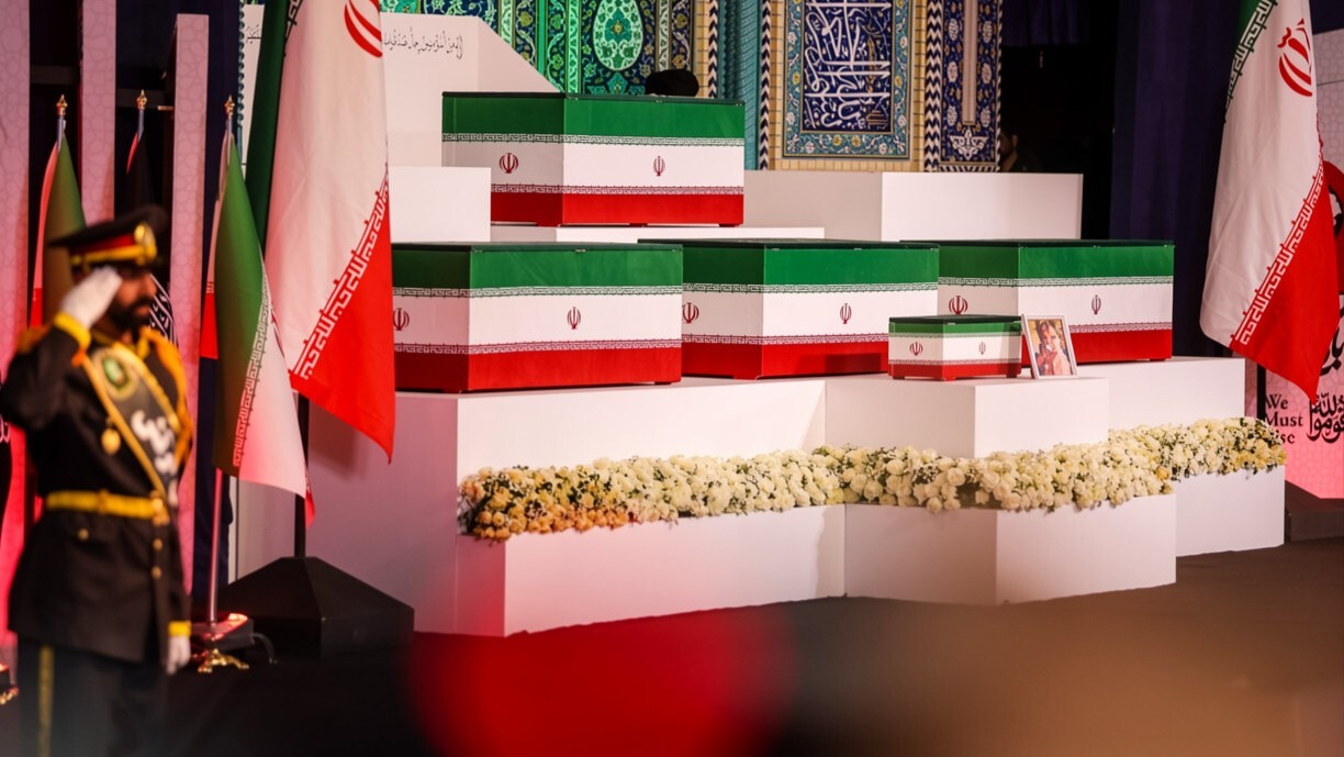 ادای احترام هیئتهای خارجی به پیکر رهبر شهید انقلاب (۱) ادای احترام هیئتهای خارجی به پیکر رهبر شهید انقلاب (۱)
