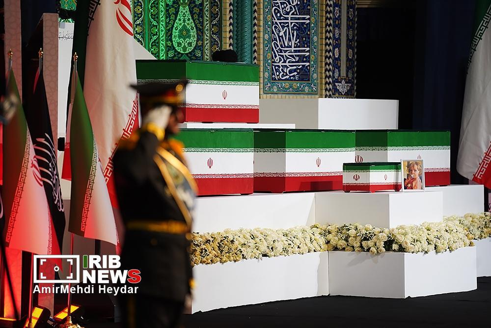 ادای احترام هیئتهای خارجی به پیکر رهبر شهید انقلاب (۵) ادای احترام هیئتهای خارجی به پیکر رهبر شهید انقلاب (۵)