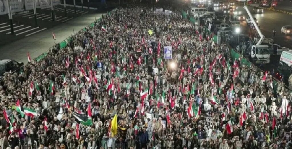 تجمع گسترده شبانه در صنعا برای قدردانی از ایران تجمع گسترده شبانه در صنعا برای قدردانی از ایران